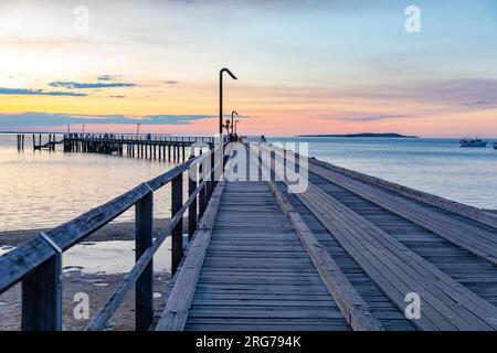 Coucher de soleil Fraser Island K'gari sur Kingfissher Bay et jetée Wharf, Queensland, Australie Banque D'Images