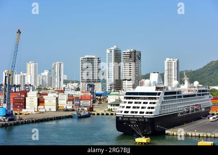 Bateau de croisière au port à Aruba. Banque D'Images