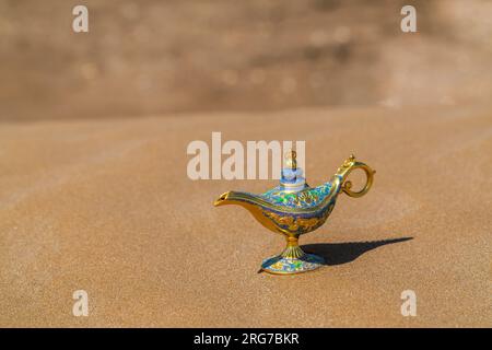 Lampe Aladdin sur le sable dans le désert Banque D'Images