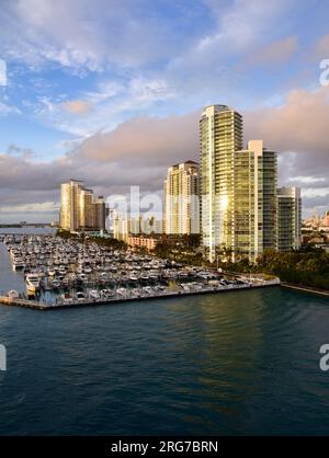 Miami, côte de Floride avec des bâtiments de grande hauteur et des quais de bateau, de l'eau regardant à la rive. Banque D'Images