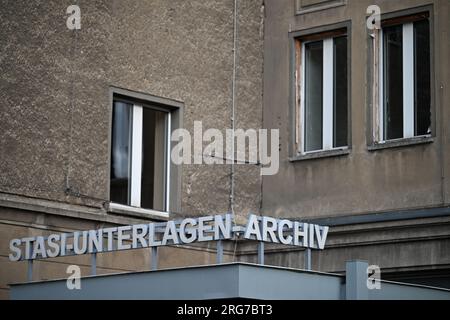 Berlin, Allemagne. 07 août 2023. L'entrée des archives documentaires de la Stasi dans l'ancien siège de la Stasi. Crédit : Soeren Stache/dpa/Alamy Live News Banque D'Images