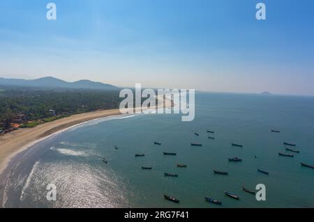 Vue de la plage de la tour-gopuram dans Murudeshwar, Karnataka, Inde. Banque D'Images