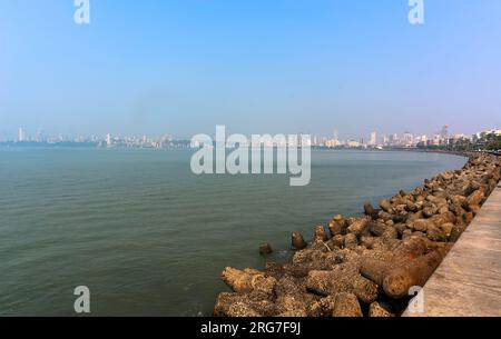 Vue sur le remblai de Mumbai avec de grandes pierres et le ciel. Bombay côté mer. Mumbai, la région métropolitaine la plus importante et la plus industrialisée de l'Inde. Banque D'Images