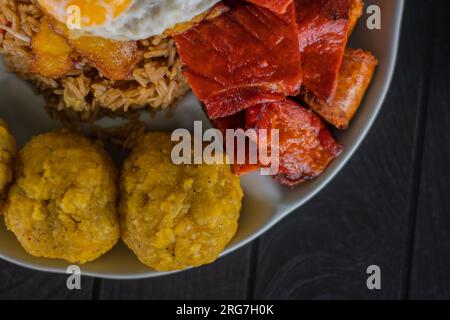 Aliments typiques de l'Amazonie péruvienne, le tacacho fait avec des plantains avec cecina et chorizo à base de porc Banque D'Images