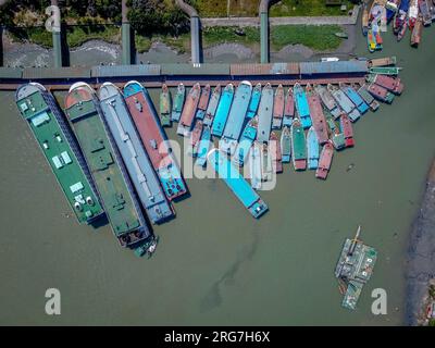 Barisal. 08/08/2023, le Port de Barisal, officiellement connu sous le nom de Barisal River Port qui est le deuxième plus grand et le plus fréquenté port fluvial du Bangladesh après Dhaka en termes de trafic de passagers. Il est situé sur les rives de la rivière Kirtankhola dans la ville de Barisal. Le port assure des services quotidiens entre Dhaka et Barisal ainsi que la plupart des districts du sud du pays, y compris Chandpur, Narayanganj, Bhola, Laxmipur, Pirojpur et Barguna. Elle exploite également des routes interdistricts autour de Barishal. Banque D'Images