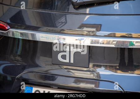 Milan , Italie - 08 02 2023 : DR automobiles EV Italian Chinese Electric Crossover véhicule électrique texte logo arrière et signe de marque Banque D'Images