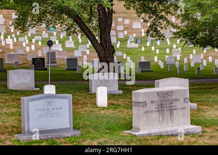 Washington, États-Unis - 15 juillet 2010 : pierres tombales sur le cimetière national d'Arlington à Washington DC, États-Unis. Les pierres tombales marquent les tombes des soldats qui sont morts dans chaque Banque D'Images