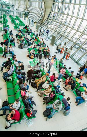 Bangkok, Thaïlande, 5 janvier 2010 : les gens attendent sur des bancs pour le départ de leur vol à l'aéroport international de Suvarnabhumi. L'aéroport est 18t Banque D'Images