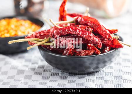 Piments rouges dans un bol sur la nappe à carreaux. Banque D'Images