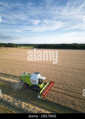 Langtoft, Lincolnshire, Royaume-Uni. 7 août 2023 UK Météo. Les agriculteurs profitent d'une pause dans le temps et récoltent de l'orge sous le soleil de fin de soirée dans le Lincolnshire crédit photo : Tim Scrivener/Alamy Live News Banque D'Images