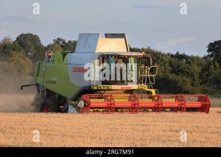 Langtoft, Lincolnshire, Royaume-Uni. 7 août 2023 UK Météo. Les agriculteurs profitent d'une pause dans le temps et récoltent de l'orge sous le soleil de fin de soirée dans le Lincolnshire crédit photo : Tim Scrivener/Alamy Live News Banque D'Images