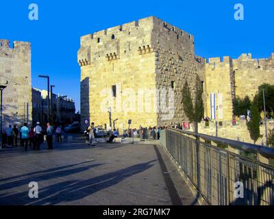 Jérusalem, Israël - 25 mars 2008 : les gens font la queue pour visiter le Musée Davis dans la vieille partie de Jérusalem. Banque D'Images