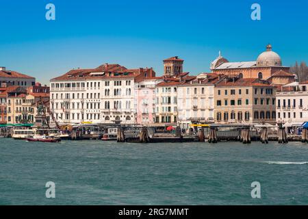 Venise, Italie - 11 avril 2007 : horizon de venise sous ciel bleu. Banque D'Images