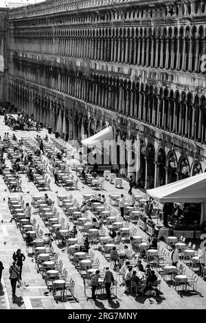 Venise, Italie - 11 avril 2007: Les gens aiment s'asseoir à la célèbre place marcus avec café et tables à Venise, Italie. Ils écoutent de la musique classique. Banque D'Images