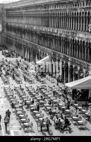 Venise, Italie - 11 avril 2007: Les gens aiment s'asseoir à la célèbre place marcus avec café et tables à Venise, Italie. Ils écoutent de la musique classique. Banque D'Images