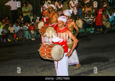 Kandy, Sri Lanka - 10 août 2005 : le vieux batteur participe au festival Pera Hera à Kandy pour célébrer la dent du Bouddha à Kandy, Sri Lanka Banque D'Images