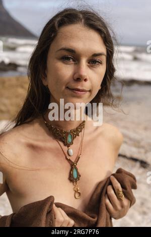 Modèle de portrait naturel sur la plage Banque D'Images