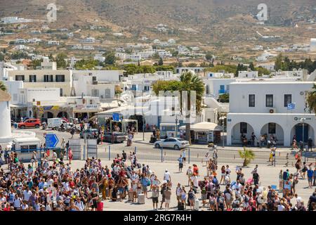 Paros, Grèce - 18 août 2018 : vue panoramique des touristes attendant de monter sur le ferry au port de Paros Grèce Banque D'Images