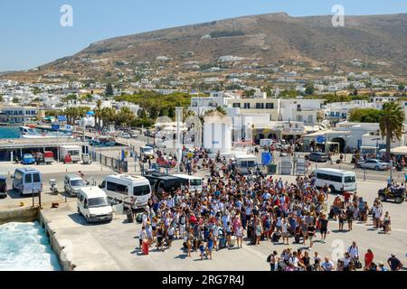 Paros, Grèce - 18 août 2018 : vue panoramique des touristes attendant de monter sur le ferry au port de Paros Grèce Banque D'Images