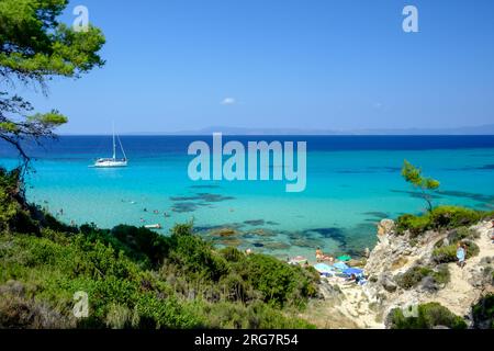 Kavourotrypes, Grèce - 14 août 2017 : vue d'un seul voilier et touristes profitant de la magnifique plage turquoise de Kavourotrypes Banque D'Images