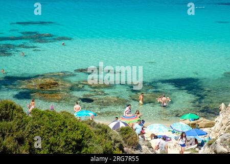 Kavourotrypes, Grèce - 14 août 2017 : vue des touristes et de divers parasols à la plage de rêve turquoise de Kavourotrypes ou Orange Beach in Banque D'Images