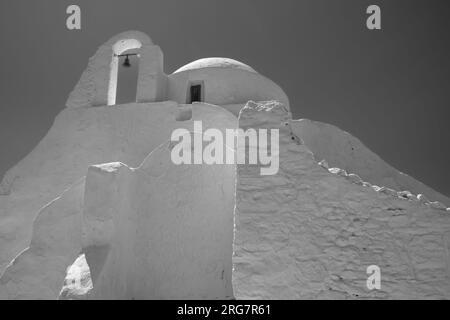 Vue de la belle église blanchie à la chaux de Panagia Paraportiani, la Dame du Southgate, à Mykonos Grèce en noir et blanc Banque D'Images