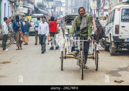 New Delhi, Inde - 10 décembre 2010 : un pilote indien de pousse-pousse recherche des passagers dans l'ancienne partie de New Delhi. Les pousse-pousse sont enregistrés par New de Banque D'Images