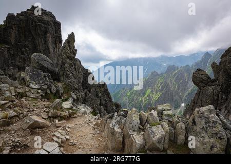 Belle vue sur une vallée verdoyante vue entre les falaises spectaculaires dans les montagnes des Hautes Tatras en Slovaquie Banque D'Images