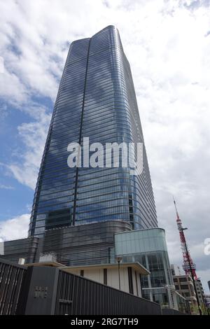 Tokyo. 8 août 2023. Cette photo prise le 8 août 2023 montre la tour Azabudai Hills Mori JP avec une hauteur approximative de 330 mètres à Tokyo, Japon. Mori Building Co., Ltd., le principal promoteur de paysage urbain du Japon, a annoncé mardi que son projet de réaménagement Azabudai Hills ouvrira dans le centre de Tokyo le 24 novembre cette année. POUR ALLER AVEC le «complexe polyvalent japonais Azabudai Hills ouvrira à Tokyo en novembre» crédit : Zhang Yiyi/Xinhua/Alamy Live News Banque D'Images