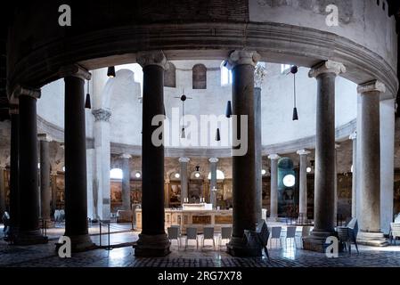 Extérieur et intérieur de l'église Saint-Étienne ronde à Rome, Italie Banque D'Images