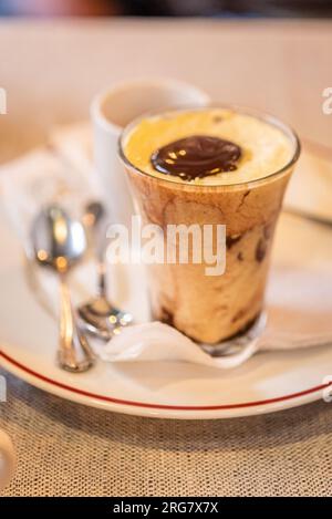 Dessert tiramisu sur une table dans un restaurant traditionnel à Rome, en Italie Banque D'Images