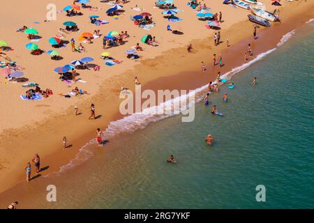 Vue de dessus d'une plage colorée 'Praia Nova' à Porches, Algarve, Portugal Banque D'Images