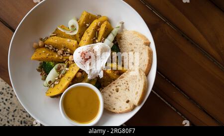 Salade thaïlandaise à la citrouille avec noix et graines. Des aliments sains délicieux et lumineux dans un beau design. Banque D'Images