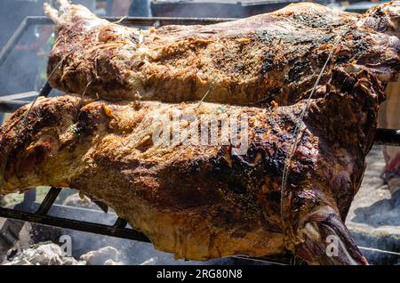 détail d'un filet de veau rôti sur le feu Banque D'Images