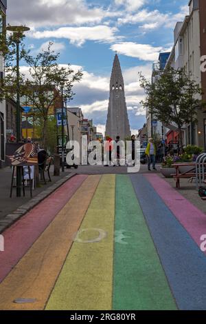 La rue Skolavoerdustigur a peint dans des couleurs arc-en-ciel pour le festival annuel de la gay Pride menant à l'église Hallgrímskirkja à Reykjavik, Islande en juillet Banque D'Images