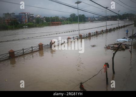 Katmandou, Népal. 08 août 2023. Une vue générale de la zone inondée après de fortes pluies à Katmandou. Katmandou, au Népal, a connu de graves inondations, entraînant des dégâts et des perturbations généralisés. Les fortes pluies ont entraîné le débordement des rivières et des cours d'eau, l'inondation des rues, des maisons et des infrastructures. Les inondations ont causé des défis importants pour les résidents et les autorités locales, ce qui a incité les interventions d’urgence à fournir des secours et un soutien aux personnes touchées. Crédit : SOPA Images Limited/Alamy Live News Banque D'Images