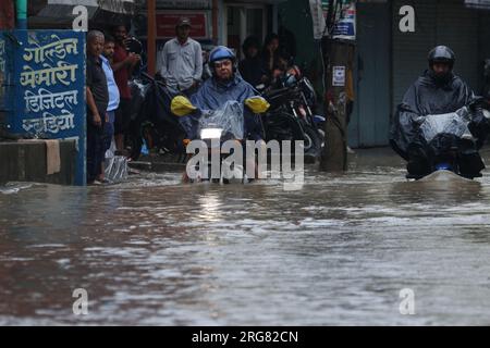 Katmandou, ne, Népal. 8 août 2023. Les véhicules empruntent une route inondée après de fortes pluies, à Katmandou, au Népal, le 8 août 2023. (Image de crédit : © Aryan Dhimal/ZUMA Press Wire) USAGE ÉDITORIAL SEULEMENT! Non destiné à UN USAGE commercial ! Banque D'Images