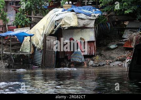 Katmandou, ne, Népal. 8 août 2023. Une femme tente d’entrer dans une maison inondée à Katmandou, au Népal, le 8 août 2023. (Image de crédit : © Aryan Dhimal/ZUMA Press Wire) USAGE ÉDITORIAL SEULEMENT! Non destiné à UN USAGE commercial ! Banque D'Images