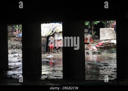 Katmandou, ne, Népal. 8 août 2023. Un homme se tient devant une maison inondée après de fortes pluies, à Katmandou, au Népal, le 8 août 2023. (Image de crédit : © Aryan Dhimal/ZUMA Press Wire) USAGE ÉDITORIAL SEULEMENT! Non destiné à UN USAGE commercial ! Banque D'Images