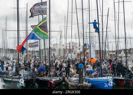 Vague d'activité à Cowes Yacht Haven après la course le jour de la femme pendant la Cowes week Regatta annuelle (2023 août) Cowes, île de Wight, Royaume-Uni Banque D'Images