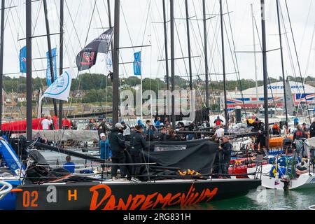 Vague d'activité à Cowes Yacht Haven après la course le jour de la femme pendant la Cowes week Regatta annuelle (2023 août) Cowes, île de Wight, Royaume-Uni Banque D'Images