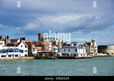 Front de mer Old Portsmouth montrant des maisons historiques et la tour ronde faisant partie des fortifications du 15e siècle dans le port de Portsmouth, Hampshire, Angleterre Banque D'Images