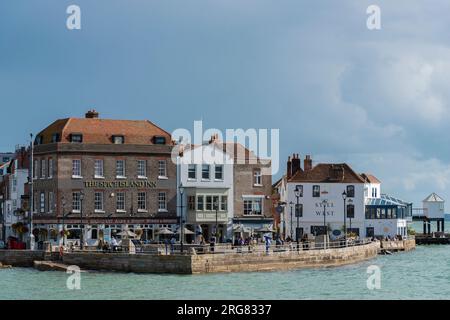 Deux célèbres pubs historiques en bord de mer dans Old Portsmouth à l'entrée du port de Portsmouth, Hamphire, Angleterre, Royaume-Uni Banque D'Images