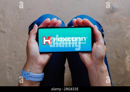 Brésil. 07 août 2023. Dans cette illustration photo, le logo Hon Hai Precision Industry (Foxconn) vu affiché sur un smartphone. Crédit : SOPA Images Limited/Alamy Live News Banque D'Images