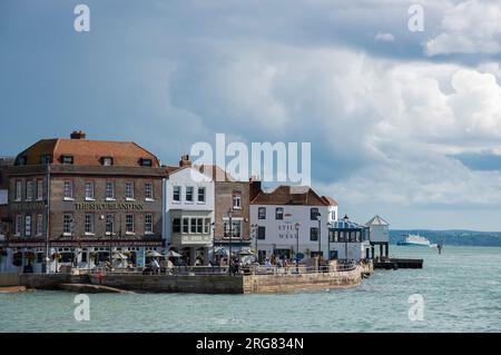 Deux célèbres pubs historiques en bord de mer à Old Portsmouth à l'entrée du port de Portsmouth avec l'île de Wight au loin, Hamphire, Angleterre, Royaume-Uni Banque D'Images