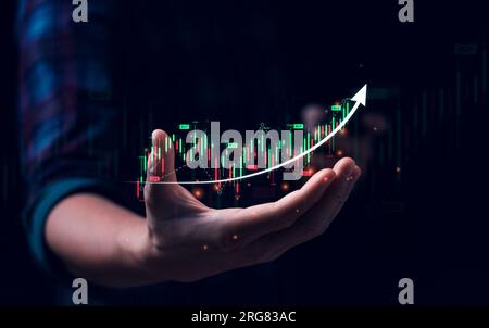 Homme d'affaires ou Trader montrant un graphique de trading virtuel avec flèche. Planification et stratégie, Bourse, croissance de l'entreprise, concept de progrès ou de réussite. Banque D'Images
