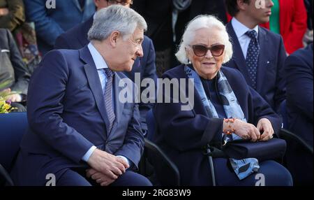 Charleroi, Belgique. 08 août 2023. Le président du Parlement européen Antonio Tajani et la reine Paola de Belgique photographiés lors d'une commémoration de la catastrophe minière du Bois du Cazier à Marcinelle, Charleroi, le mardi 08 août 2023, à l'occasion du 67e anniversaire de la tragédie. Le 8 août 1956, 262 personnes ont été tuées dans un incendie qui a détruit la mine. BELGA PHOTO VIRGINIE LEFOUR crédit : Belga News Agency/Alamy Live News Banque D'Images