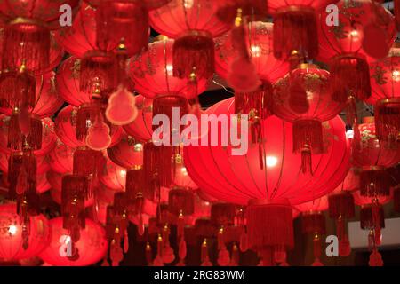 Lanternes chinoises rouges dans le temple Chinatown, Bangkok. Banque D'Images