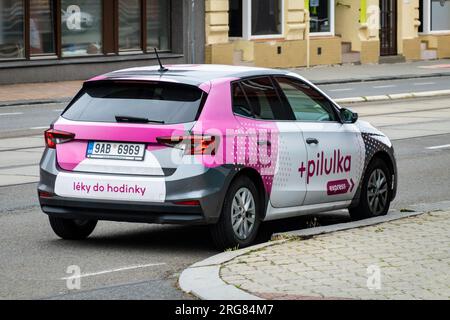 OSTRAVA, RÉPUBLIQUE TCHÈQUE - 4 AOÛT 2023 : Skoda Fabia car de Pilulka Express, service de livraison de médicaments et de pilules en République tchèque Banque D'Images