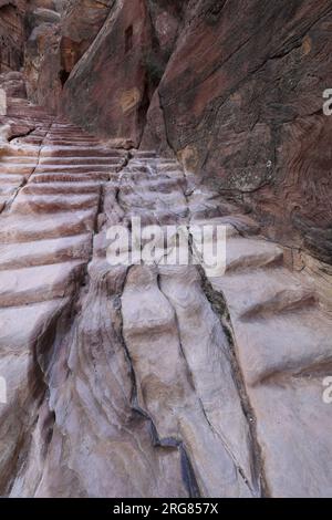 Patrons de grès autour de la ville de Petra, site du patrimoine mondial de l'UNESCO, Wadi Musa, Jordanie, Moyen-Orient Banque D'Images